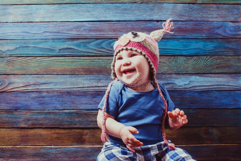 Glimlachende baby in leuke gehaakte uilhoed stock afbeeldingen Glimlachende baby in leuke gehaakte uilhoed stock afbeeldingen