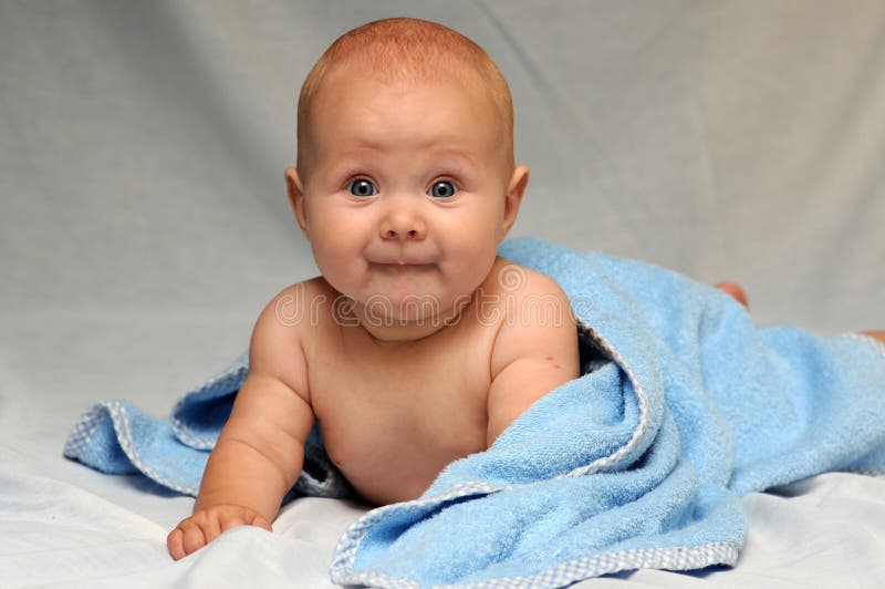 Glimlachende Baby na bad stock fotografie Glimlachende Baby na bad stock fotografie