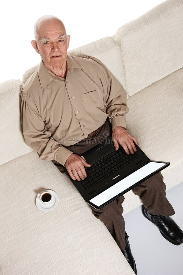 Glimlachende bejaarde hogere mens met laptop stock afbeeldingen Glimlachende bejaarde hogere mens met laptop stock afbeeldingen