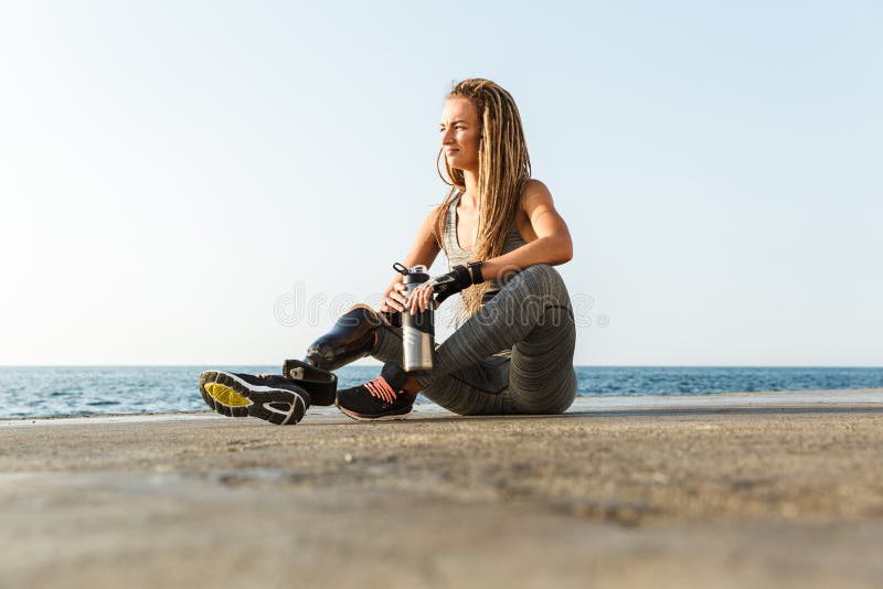 Glimlachende gehandicapte atletenvrouw met prothetisch been royalty-vrije stock fotografie Glimlachende gehandicapte atletenvrouw met prothetisch been royalty-vrije stock fotografie