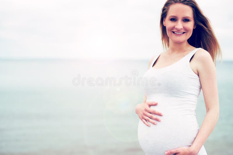 Glimlachende geschikte gezonde zwangere vrouw stock foto's Glimlachende geschikte gezonde zwangere vrouw stock foto's