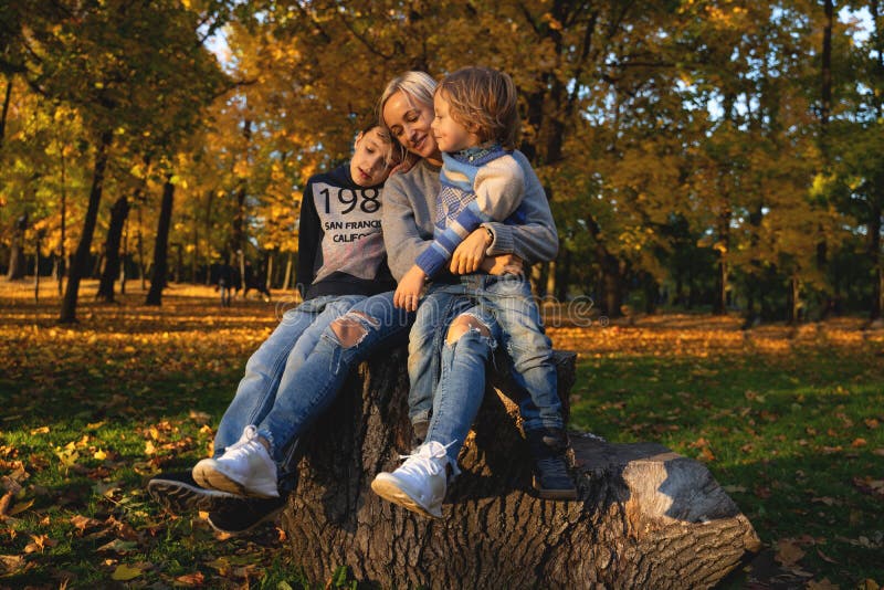 Glimlachende jonge familie in bladeren op een de herfstdag royalty-vrije stock afbeeldingen Glimlachende jonge familie in bladeren op een de herfstdag royalty-vrije stock afbeeldingen