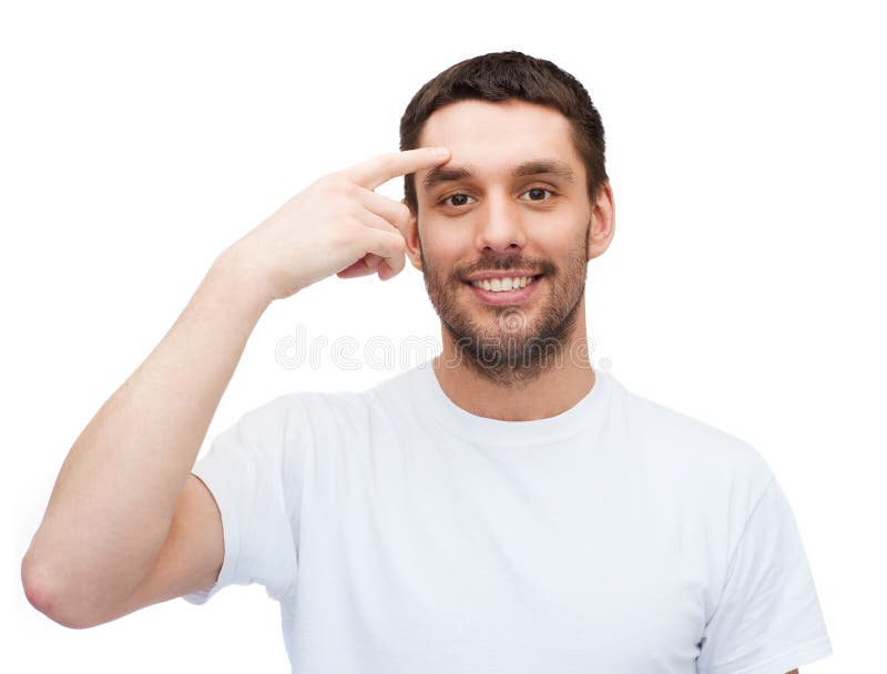 Glimlachende jonge knappe mens die aan voorhoofd richten stock afbeeldingen Glimlachende jonge knappe mens die aan voorhoofd richten stock afbeeldingen