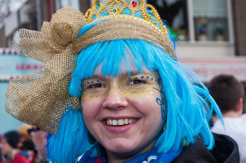 Glimlachende jonge vrouw met een blauwe pruik. royalty-vrije stock foto's Glimlachende jonge vrouw met een blauwe pruik. royalty-vrije stock foto's