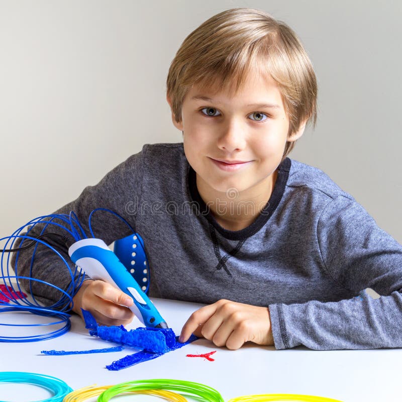 Glimlachende jongen met 3d drukpen royalty-vrije stock foto Glimlachende jongen met 3d drukpen royalty-vrije stock foto