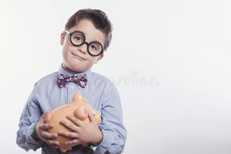 Glimlachende jongen met een spaarvarken royalty-vrije stock afbeelding Glimlachende jongen met een spaarvarken royalty-vrije stock afbeelding