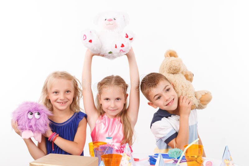Glimlachende kinderen die zacht speelgoed houden royalty-vrije stock foto Glimlachende kinderen die zacht speelgoed houden royalty-vrije stock foto