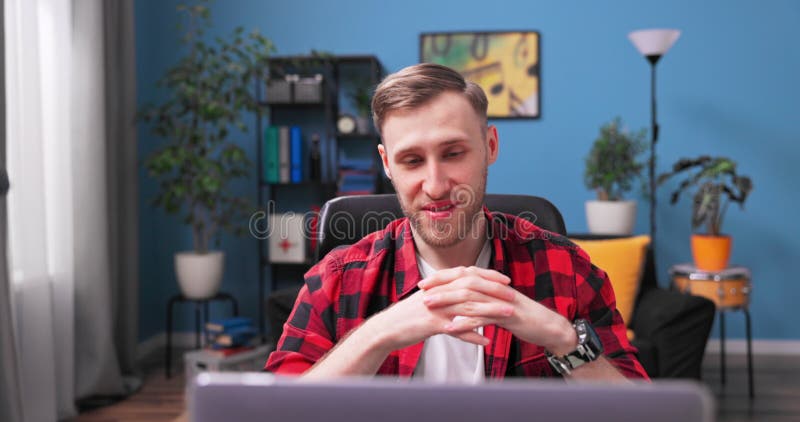 Glimlachende leerling kletjes op video chat op laptop. tiener uit het blote hemd