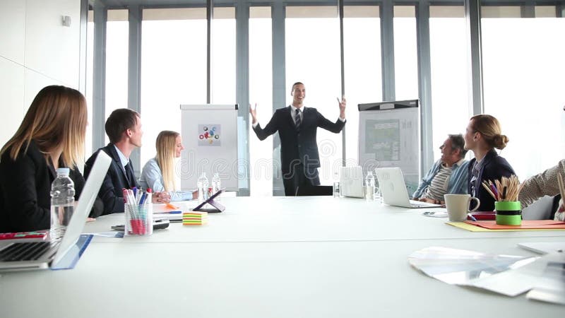 Glimlachende manager die een vergadering in conferentieruimte leiden