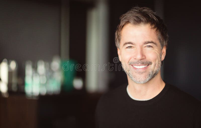 Lachende man van middelbare leeftijd royalty-vrije stock foto