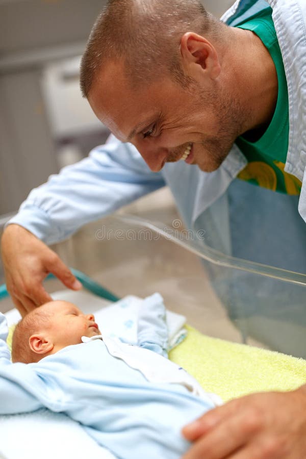 Glimlachende vader en baby pasgeboren liefde emotionele familie stock fotografie Glimlachende vader en baby pasgeboren liefde emotionele familie stock fotografie
