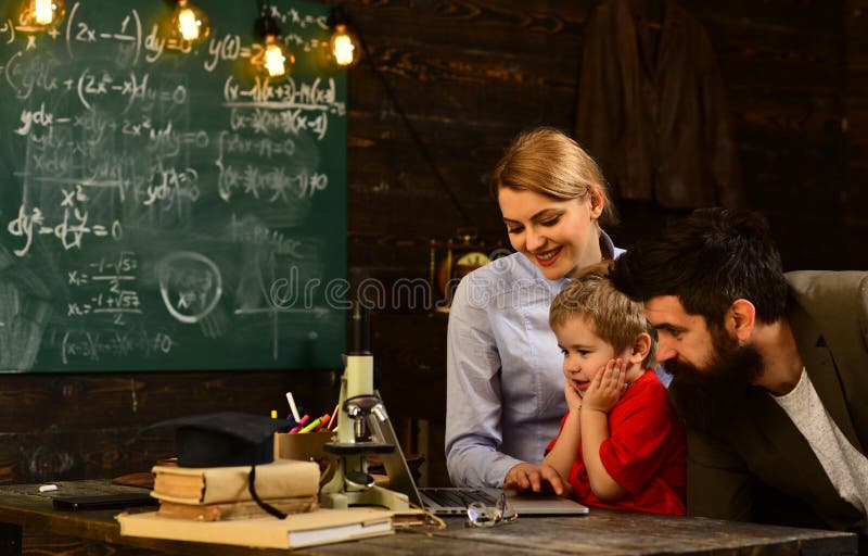 Glimlachende volwassen studenten tijdens onderbreking in klaslokaalbinnenland, Onderwijsgraduatie en mensenconcept - uccessful pr stock foto's Glimlachende volwassen studenten tijdens onderbreking in klaslokaalbinnenland, Onderwijsgraduatie en mensenconcept - uccessful pr stock foto's