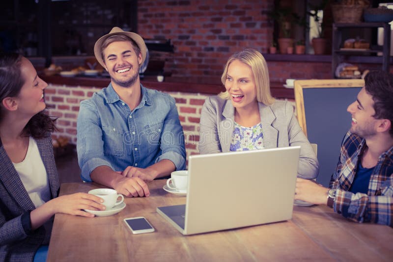 Glimlachende vrienden die koffie en het lachen drinken stock afbeelding Glimlachende vrienden die koffie en het lachen drinken stock afbeelding