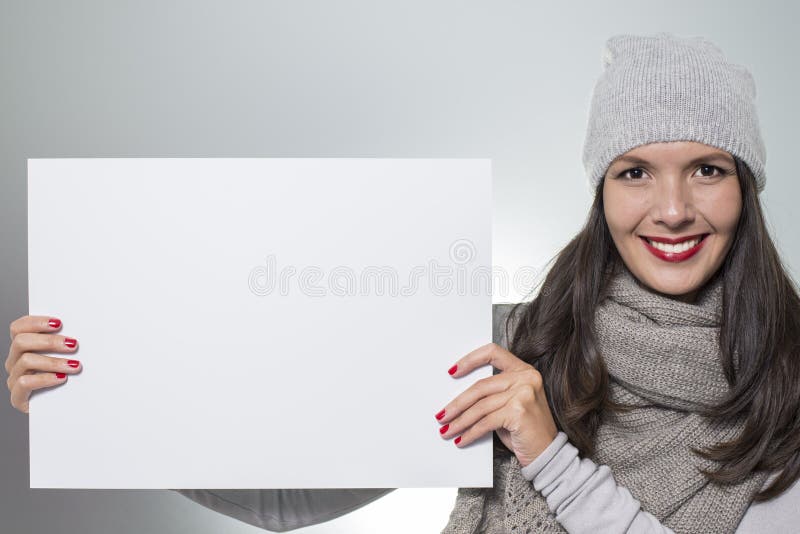 Glimlachende vrouw die een leeg teken houden stock foto Glimlachende vrouw die een leeg teken houden stock foto