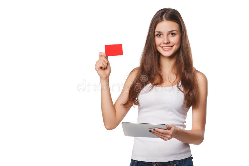 Glimlachende vrouw die lege de tabletpc van de creditcardgreep ter beschikking, in witte die t-shirt tonen, over grijze achtergro royalty-vrije stock fotografie Glimlachende vrouw die lege de tabletpc van de creditcardgreep ter beschikking, in witte die t-shirt tonen, over grijze achtergro royalty-vrije stock fotografie