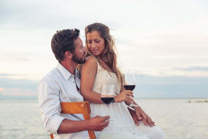 Glimlachende Vrouw en man die rode wijn drinken stock fotografie Glimlachende Vrouw en man die rode wijn drinken stock fotografie