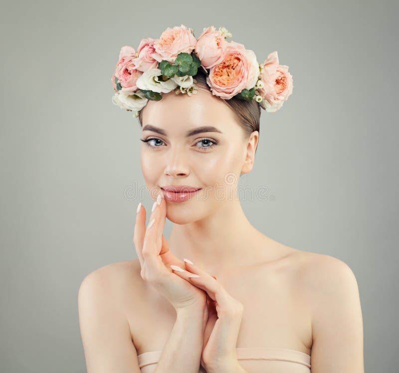 Glimlachende vrouw met duidelijke huid Kuuroordmodel met Bloemen royalty-vrije stock afbeelding Glimlachende vrouw met duidelijke huid Kuuroordmodel met Bloemen royalty-vrije stock afbeelding