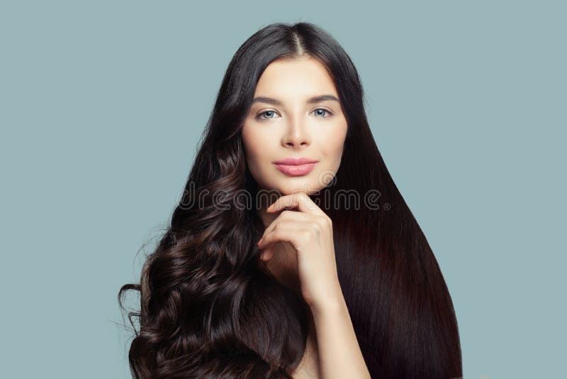 Glimlachende vrouw met gezond recht haar en perfect krullend kapsel op blauwe achtergrond, manierportret stock afbeelding Glimlachende vrouw met gezond recht haar en perfect krullend kapsel op blauwe achtergrond, manierportret stock afbeelding