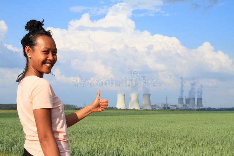 Glimlachende vrouw met Kernenergieinstallatie Dukovany royalty-vrije stock afbeeldingen Glimlachende vrouw met Kernenergieinstallatie Dukovany royalty-vrije stock afbeeldingen
