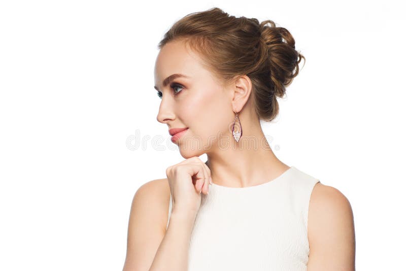 Glimlachende vrouw in witte kleding met pareljuwelen royalty-vrije stock foto's Glimlachende vrouw in witte kleding met pareljuwelen royalty-vrije stock foto's