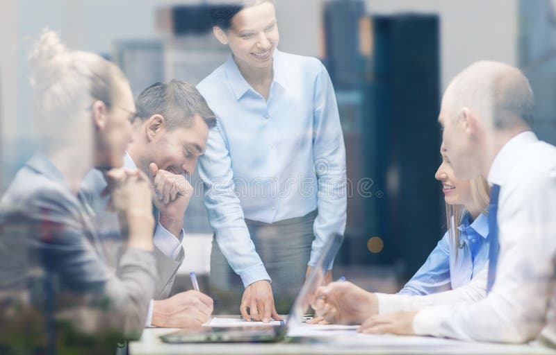 Glimlachende vrouwelijke werkgever die aan commercieel team spreken royalty-vrije stock afbeelding Glimlachende vrouwelijke werkgever die aan commercieel team spreken royalty-vrije stock afbeelding