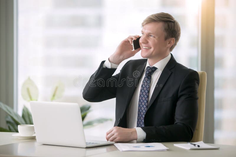 Glimlachende zakenman die phonetalk hebben royalty-vrije stock foto Glimlachende zakenman die phonetalk hebben royalty-vrije stock foto