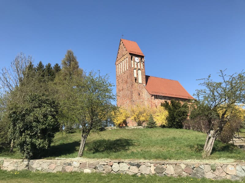 ?glise rouge sur une colline en Pologne, Slawsko photo libre de droits