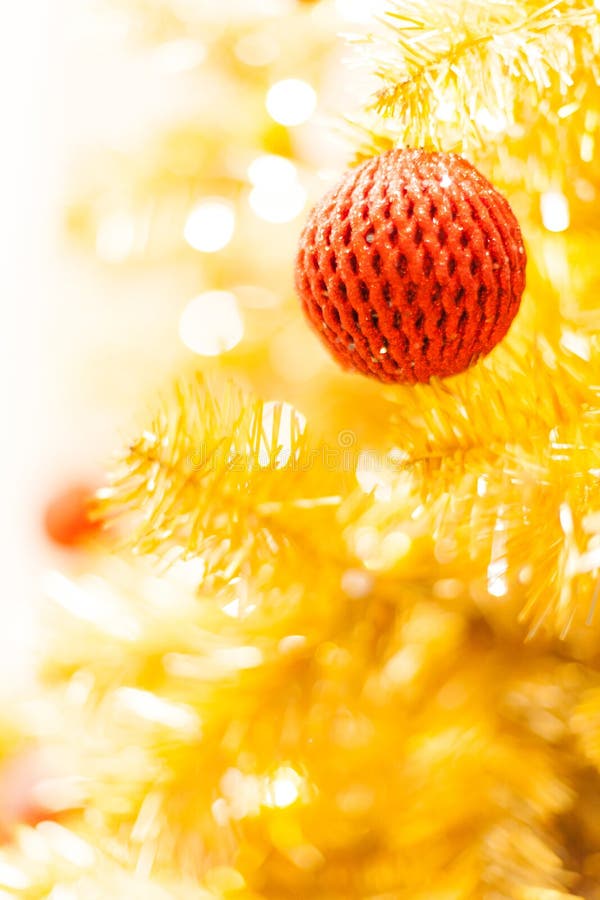 Glittering Bauble with Glowing Sparkling Gold Defocused Light Bokeh ...