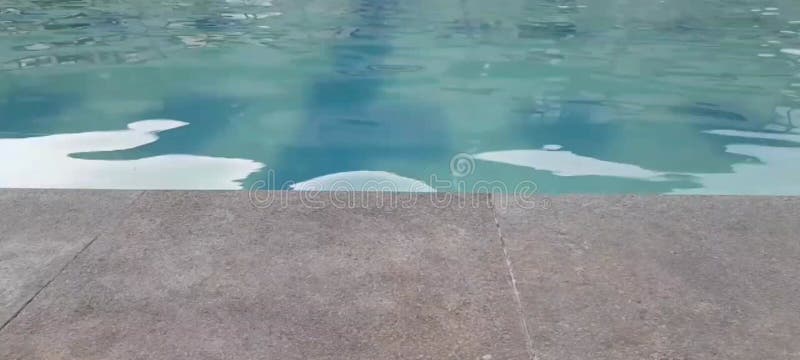 Glitzerndes Schwimmbecken