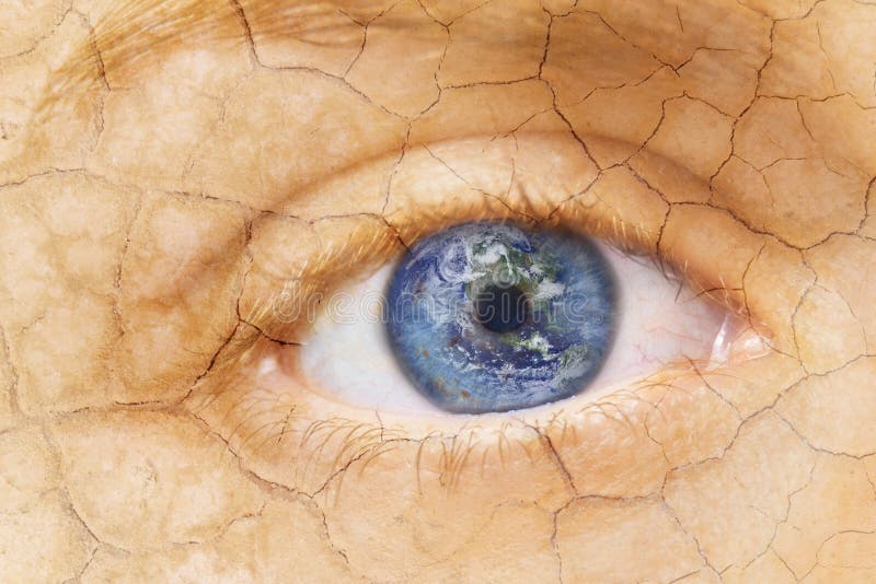 Globaal het verwarmen concept Sluit omhoog beeld van vrouw gebarsten geweven gezicht met irisaarde Creatieve samenstelling van ma stock fotografie Globaal het verwarmen concept Sluit omhoog beeld van vrouw gebarsten geweven gezicht met irisaarde Creatieve samenstelling van ma stock fotografie