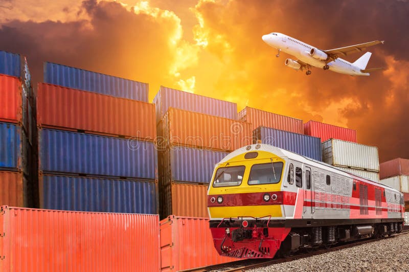Global affär med den kommersiella bunten för last för för lastfraktdrev och behållare på skeppsdockan under lastnivån som över fl arkivfoto Global affär med den kommersiella bunten för last för för lastfraktdrev och behållare på skeppsdockan under lastnivån som över fl arkivfoto