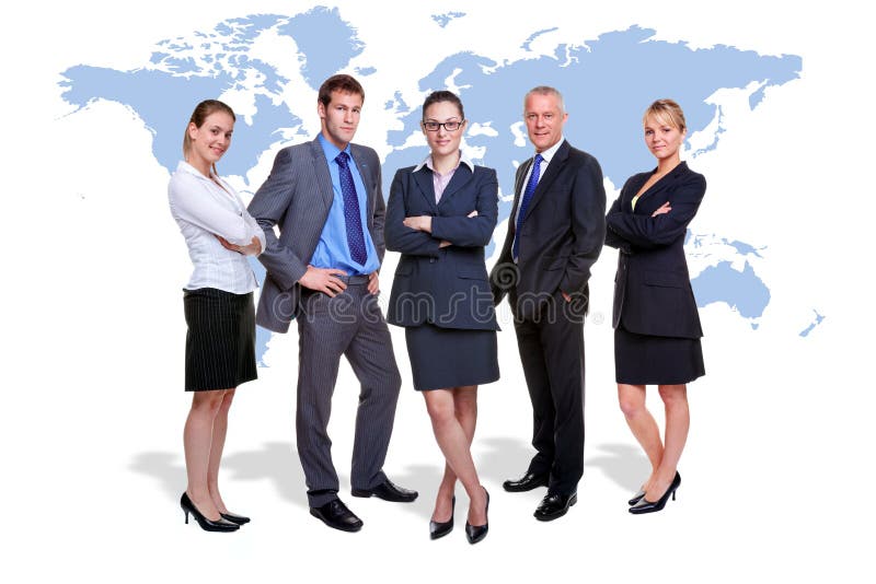 Foto z piatich firemné ľudí na bielom s mapa sveta za nimi, dobré pre celom svete a global business témy.