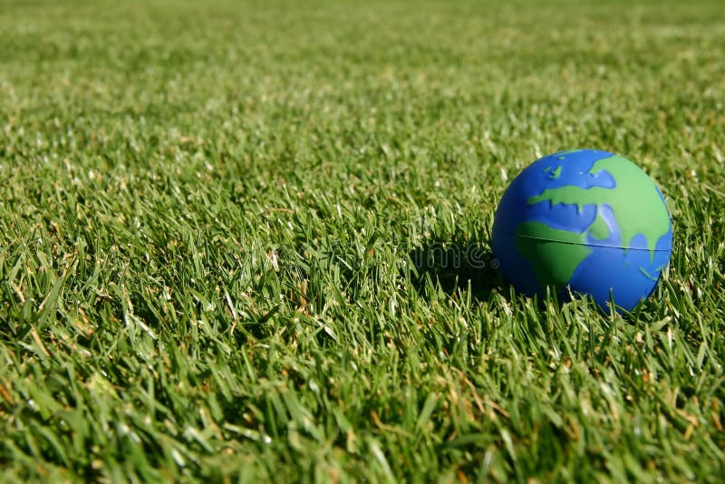 Globe de la terre affichant l'Europe dans l'herbe verte image stock Globe de la terre affichant l'Europe dans l'herbe verte image stock