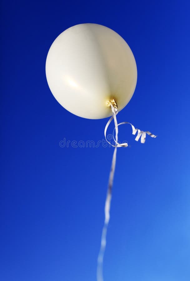 globos blancos en un cielo azul - Stockphoto #4641714