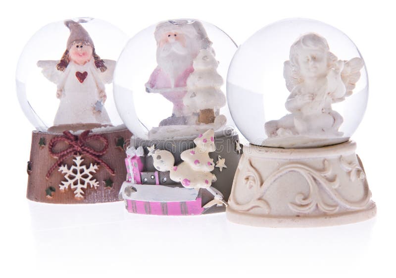 Globo con gli angeli, Santa Claus della neve su una base ceramica immagini stock Globo con gli angeli, Santa Claus della neve su una base ceramica immagini stock