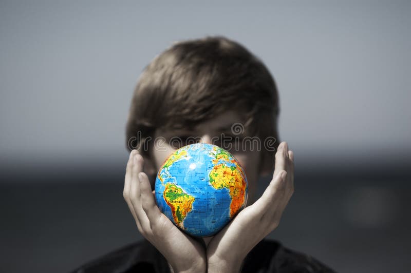 Globo da terra nas mãos. Imagem conceptual imagens de stock Globo da terra nas mãos. Imagem conceptual imagens de stock
