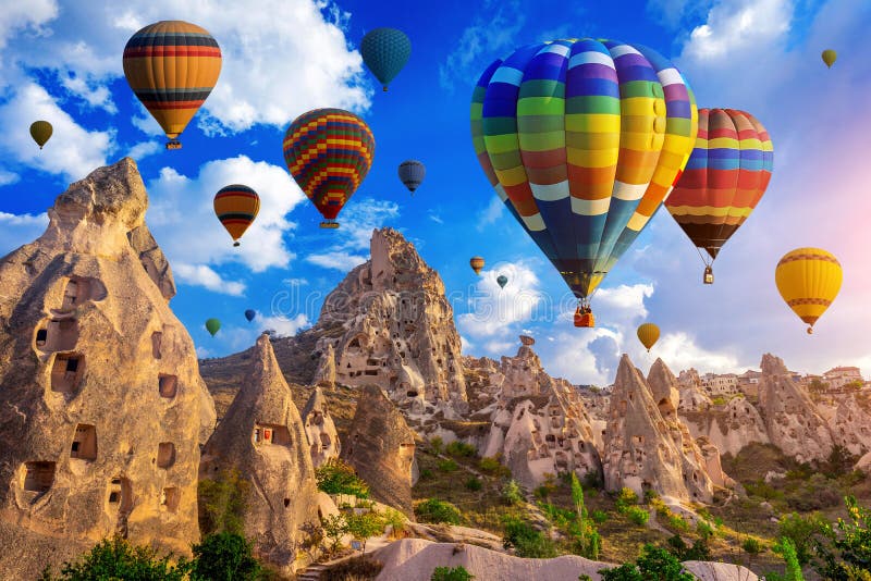Globo de aire caliente colorido sobrevolando Cappadocia, Turquía