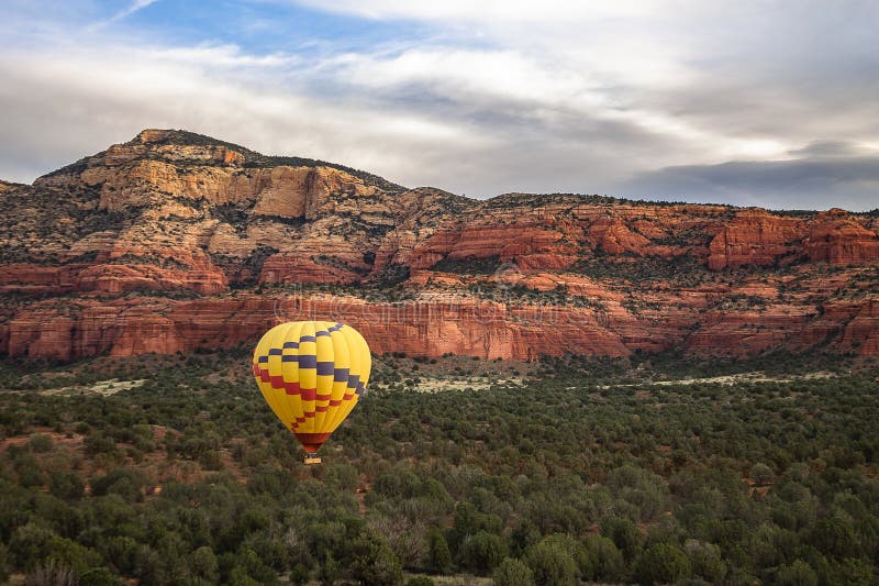 Globo de aire caliente sobre Sedona Arizona foto de archivo libre de regalías Globo de aire caliente sobre Sedona Arizona foto de archivo libre de regalías