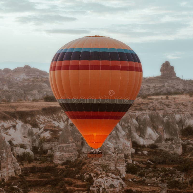 Globo de aire caliente volando sobre el amanecer de Cappadocia foto de archivo libre de regalías Globo de aire caliente volando sobre el amanecer de Cappadocia foto de archivo libre de regalías