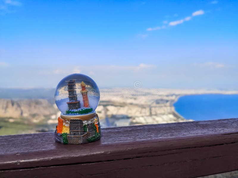 Globo de nieve de vidrio con Antalya de cerca en un fondo de vistas de la ciudad desde arriba Sueños de viaje, concepto de invier fotografía de archivo Globo de nieve de vidrio con Antalya de cerca en un fondo de vistas de la ciudad desde arriba Sueños de viaje, concepto de invier fotografía de archivo