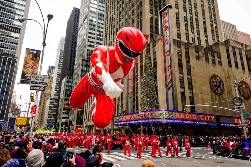 Globo de ranger de energía flota en el aire durante el desfile anual del día de acción de gracias de macys a lo largo de la avenid foto de archivo libre de regalías Globo de ranger de energía flota en el aire durante el desfile anual del día de acción de gracias de macys a lo largo de la avenid foto de archivo libre de regalías