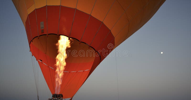 Globo del aire caliente de Marruecos que saca en el amanecer imagen de archivo Globo del aire caliente de Marruecos que saca en el amanecer imagen de archivo
