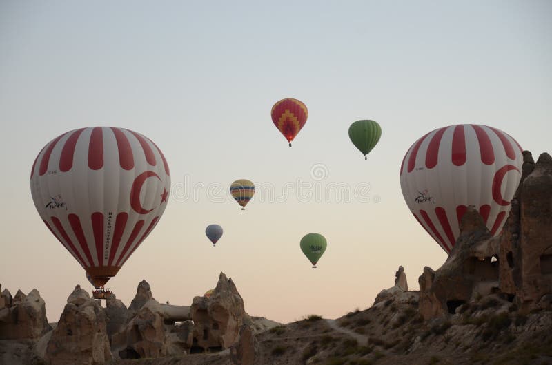 Globo del aire caliente que vuela sobre paisaje de la roca en Cappadocia Turquía imagenes de archivo Globo del aire caliente que vuela sobre paisaje de la roca en Cappadocia Turquía imagenes de archivo