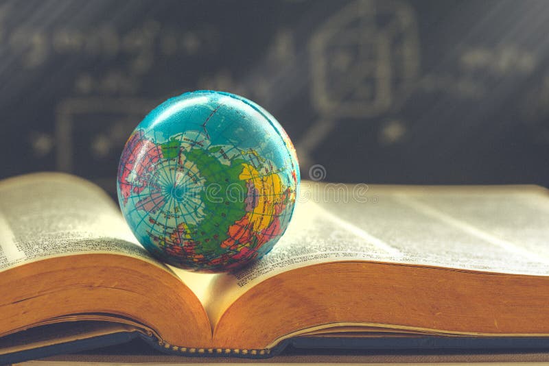 Globo del mundo en el libro Concepto de la escuela de la educación