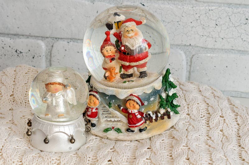 Globo della neve di Natale con Santa Claus dentro immagini stock Globo della neve di Natale con Santa Claus dentro immagini stock