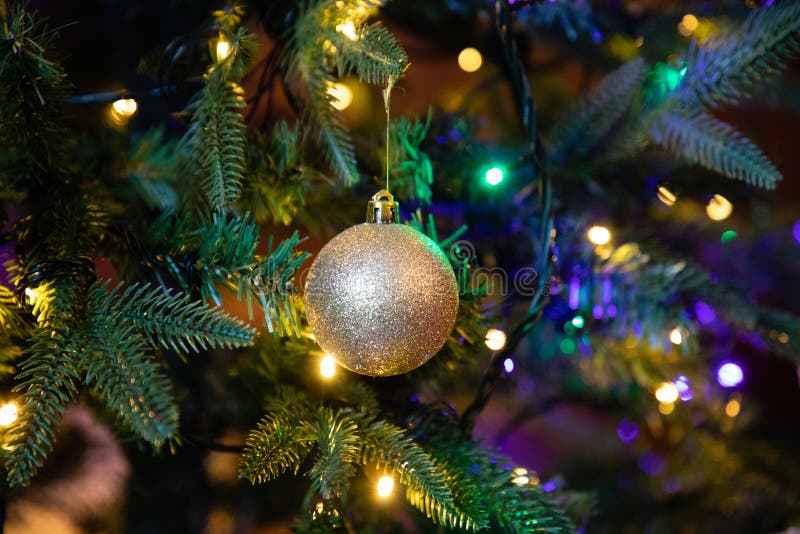 Globo dourado da decoração no fim da árvore de Natal acima imagem de stock Globo dourado da decoração no fim da árvore de Natal acima imagem de stock