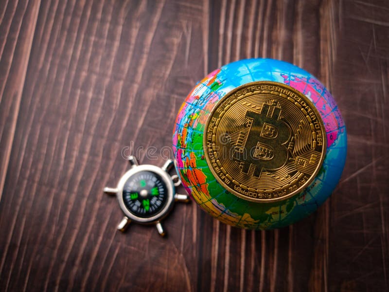 Globo terrestre e bitcoin in vista superiore immagini stock libere da diritti