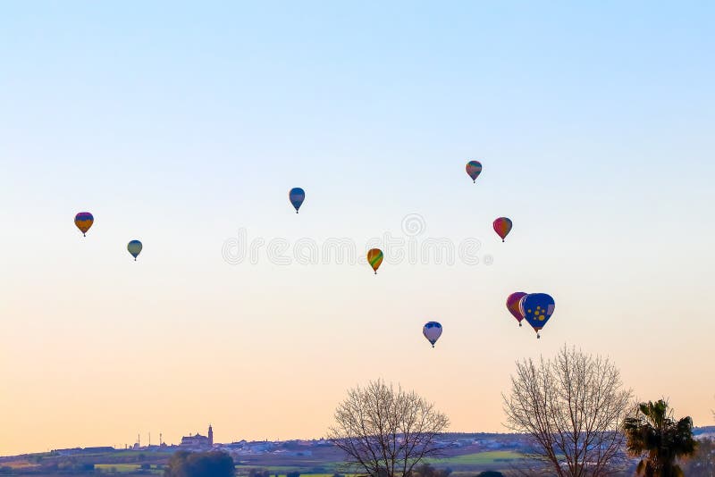 Globos Aerostáticos Que Vuelan En Seville En La Carrera De Globos  Aerostáticos De 2020 Imagen de archivo - Imagen de fondo, campeonato:  203051919