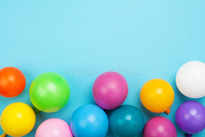 Globos coloridos en la opinión de sobremesa azul Fondo festivo del cumpleaños estilo plano de la endecha fotografía de archivo libre de regalías