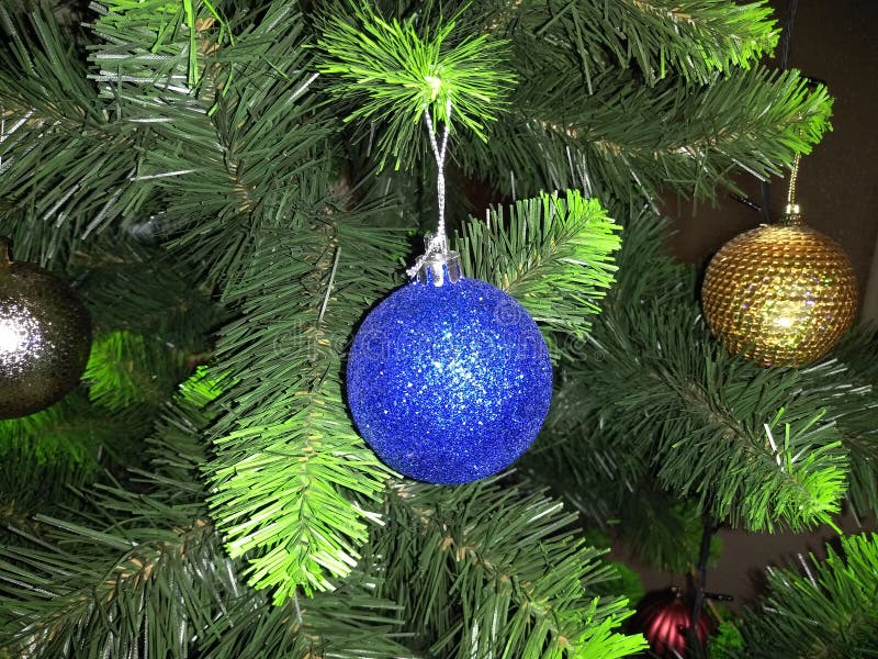Globos con las luces en los árboles de navidad foto de archivo libre de regalías Globos con las luces en los árboles de navidad foto de archivo libre de regalías